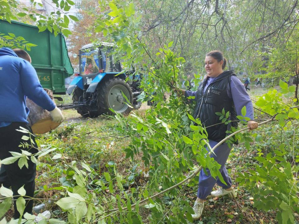 Депутаты Народного Совета ДНР от фракции «Единая Россия» Марина Каплянок, Дмитрий Дикий и Андрей Филатов провели субботник в Буденовском районе Донецка по улице Нижнекурганской Депутаты Народного Совета ДНР от фракции «Единая Россия» Марина Каплянок, Дмитрий Дикий и Андрей Филатов провели субботник в Буденовском районе Донецка по улице Нижнекурганской
