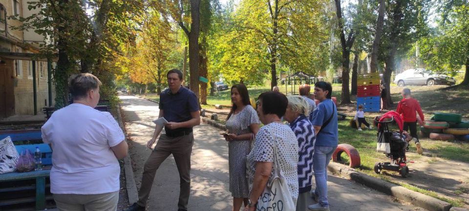 Михаил Меренков: Заместитель руководителя Управы Буденновского внутригородского района Олег Ефремов встретился с жителями района Михаил Меренков: Заместитель руководителя Управы Буденновского внутригородского района Олег Ефремов встретился с жителями района