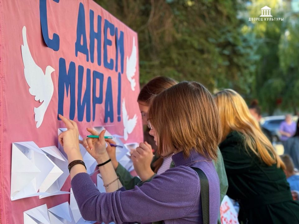 22 сентября на площади перед ДК творческие сотрудники ХГДК совместно с ЦРМИР провели тематическое мероприятие, посвященного Дню мира 22 сентября на площади перед ДК творческие сотрудники ХГДК совместно с ЦРМИР провели тематическое мероприятие, посвященного Дню мира
