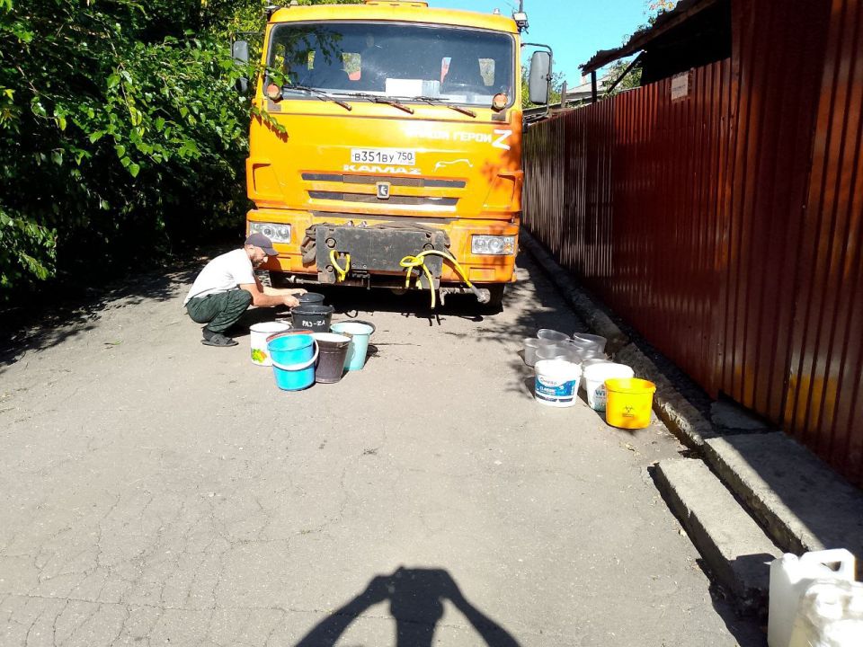 Для обеспечения водой жителей района Управой Кировского внутригородского района при поддержке региона-шефа Московская область ежедневно осуществляется подвоз воды для жителей домов, в которые в установленный графиком день не... Для обеспечения водой жителей района Управой Кировского внутригородского района при поддержке региона-шефа Московская область ежедневно осуществляется подвоз воды для жителей домов, в которые в установленный графиком день не...
