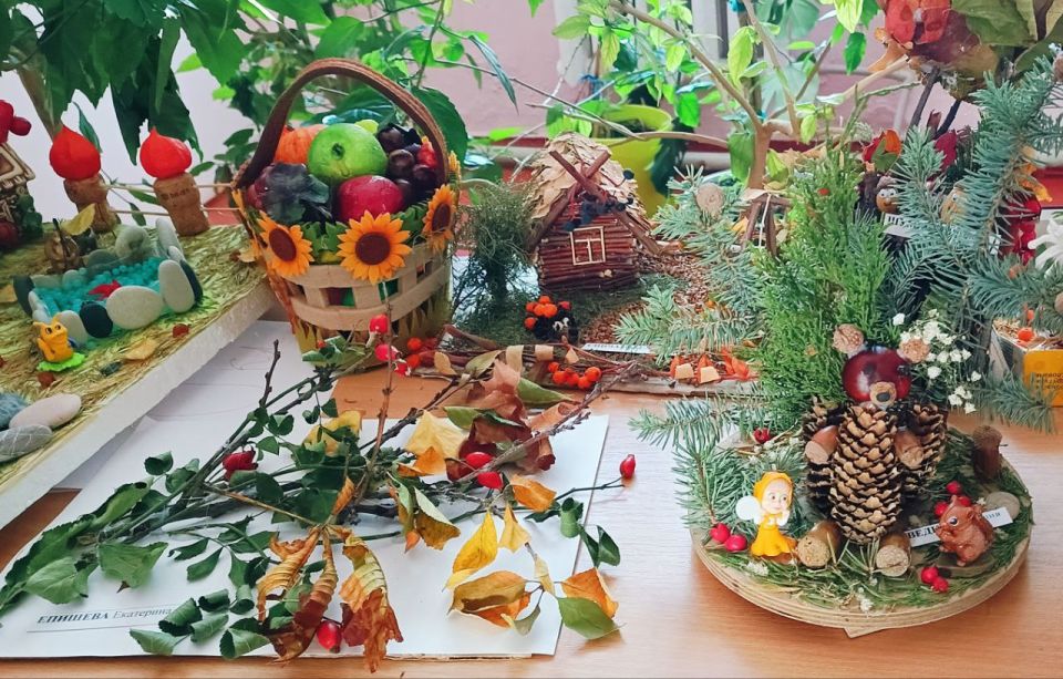 Выставка поделок "Осенняя фантазия" Выставка поделок "Осенняя фантазия"