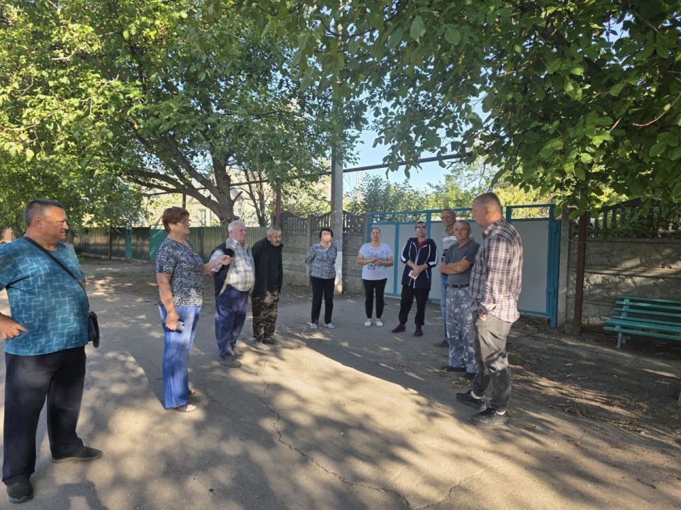 23 сентября начальник Кумачовского территориального отдела Администрации Старобешевского муниципального Бондаренко Ирина провела встречу с трудовым коллективом села Кумачово, ул. Чапаева, д. 1 23 сентября начальник Кумачовского территориального отдела Администрации Старобешевского муниципального Бондаренко Ирина провела встречу с трудовым коллективом села Кумачово, ул. Чапаева, д. 1