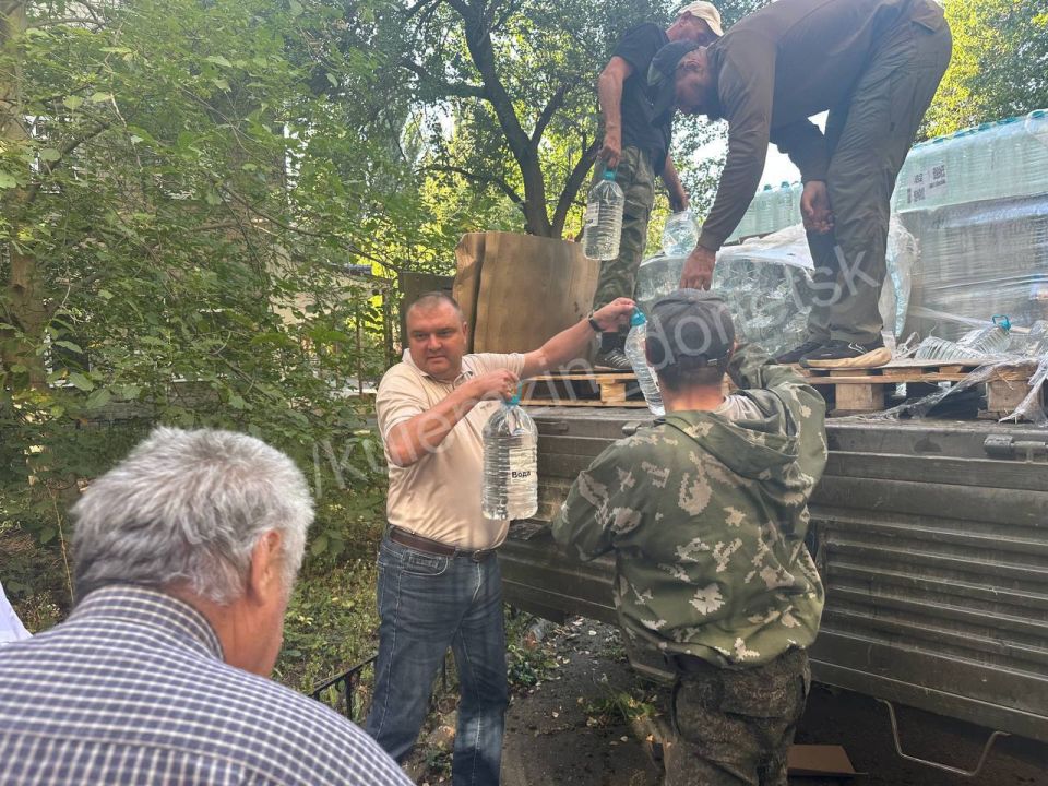 В Донецке организовали доставку питьевой воды в поселок Старомихайловку В Донецке организовали доставку питьевой воды в поселок Старомихайловку