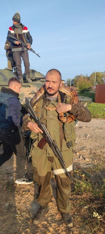 Эксклюзивное интервью военкора агентства ANNA NEWS Марии Коледа с Ринатом Есеналиевым - бывшим ополченцем, военным корреспондентом, киноактёром, сценаристом Эксклюзивное интервью военкора агентства ANNA NEWS Марии Коледа с Ринатом Есеналиевым - бывшим ополченцем, военным корреспондентом, киноактёром, сценаристом