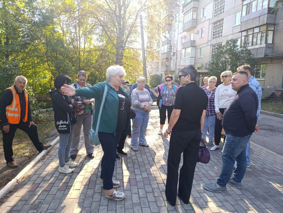 В ходе встречи с жителями дома №155б по ул. Куйбышева руководитель районной управы Иван Адамец и депутат горсовета Сергей Остапенко обсудили вопросы водоснабжения, ЖКХ и благоустройства В ходе встречи с жителями дома №155б по ул. Куйбышева руководитель районной управы Иван Адамец и депутат горсовета Сергей Остапенко обсудили вопросы водоснабжения, ЖКХ и благоустройства