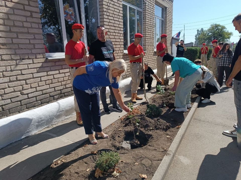 В Старобешевской школе №1 прошла акция "Зеленая Россия" В Старобешевской школе №1 прошла акция "Зеленая Россия"