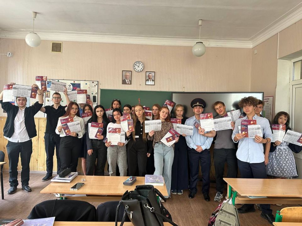 Сотрудники полиции провели профилактические беседы с несовершеннолетними о мошенничестве Сотрудники полиции провели профилактические беседы с несовершеннолетними о мошенничестве