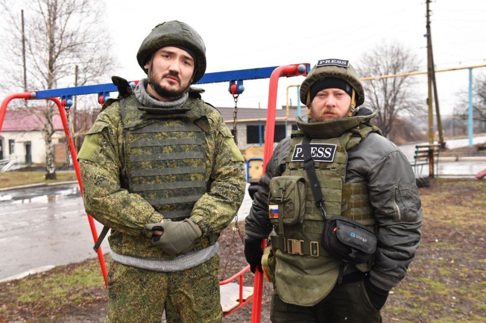 Эксклюзивное интервью военкора агентства ANNA NEWS Марии Коледа с Ринатом Есеналиевым - бывшим ополченцем, военным корреспондентом, киноактёром, сценаристом Эксклюзивное интервью военкора агентства ANNA NEWS Марии Коледа с Ринатом Есеналиевым - бывшим ополченцем, военным корреспондентом, киноактёром, сценаристом
