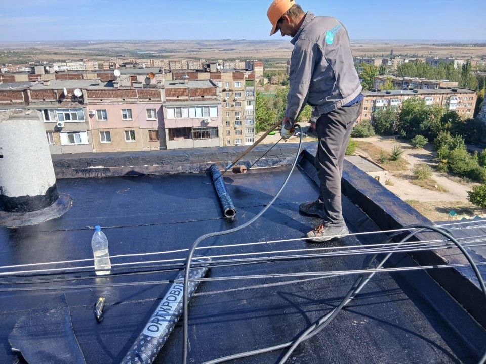 Подрядчики Нижегородской области восстанавливают кровлю жилого дома в Харцызске Подрядчики Нижегородской области восстанавливают кровлю жилого дома в Харцызске
