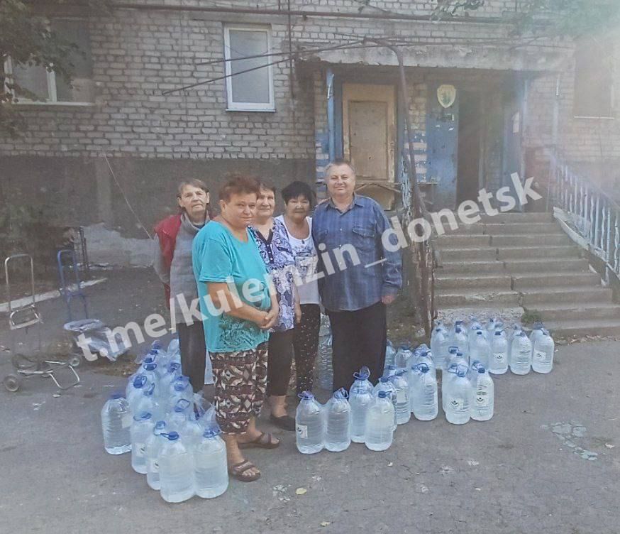 Волонтеры доставили питьевую воду жителям поселка Донецк-Северный в ДНР Волонтеры доставили питьевую воду жителям поселка Донецк-Северный в ДНР