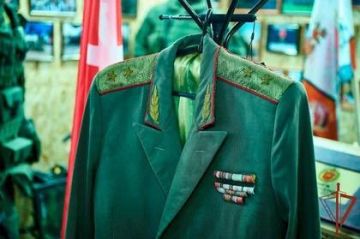 Реликвия, найденная в Авдеевке: Росгвардейцы в ДНР получили китель генерал-лейтенанта Игоря Рубцова