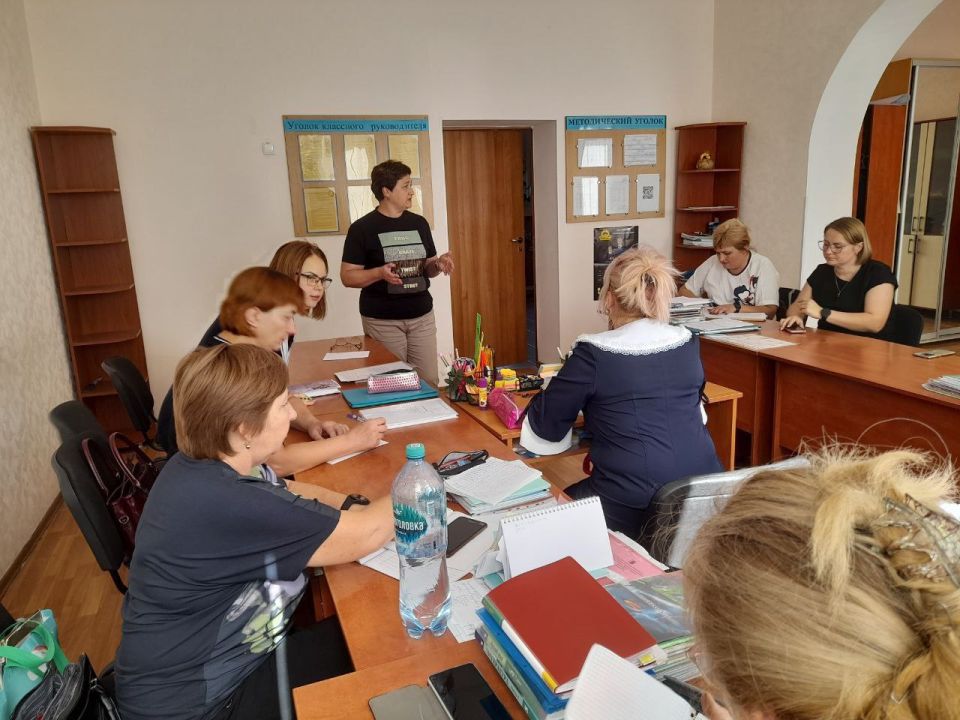 В селе Хлебодаровка состоялся прием граждан, в ходе которого были рассмотрены актуальные вопросы: ликвидация несанкционированных свалок, сроки капитального ремонта дороги Волноваха – Хлебодаровка – Златоустовка, проблема... В селе Хлебодаровка состоялся прием граждан, в ходе которого были рассмотрены актуальные вопросы: ликвидация несанкционированных свалок, сроки капитального ремонта дороги Волноваха – Хлебодаровка – Златоустовка, проблема...