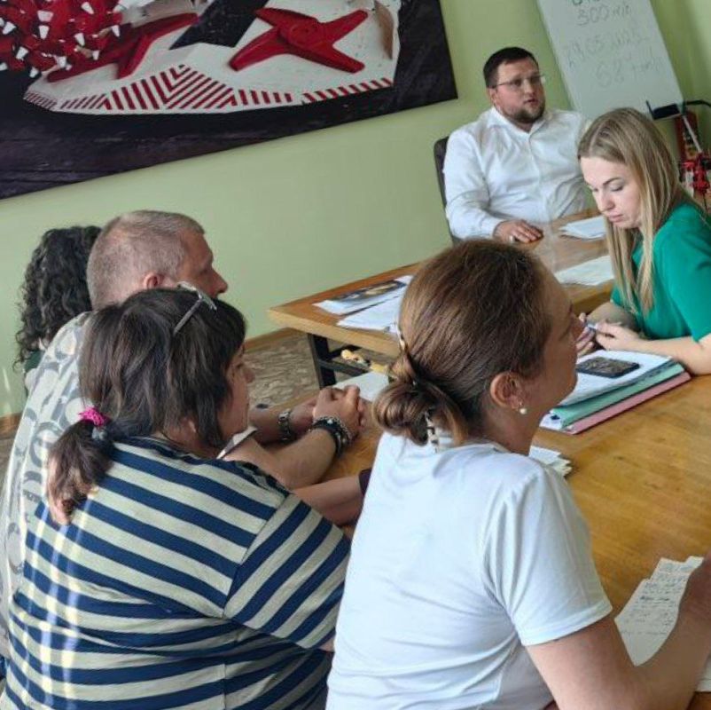 Во исполнение поручения Главы Донецкой Народной Республики Дениса Пушилина, сегодня 24 сентября 2025 года, депутаты Ясиноватского муниципального совета Наталья Филиппова, Сергей Куксенко, Владислав Мурай, Антон Никитин... Во исполнение поручения Главы Донецкой Народной Республики Дениса Пушилина, сегодня 24 сентября 2025 года, депутаты Ясиноватского муниципального совета Наталья Филиппова, Сергей Куксенко, Владислав Мурай, Антон Никитин...
