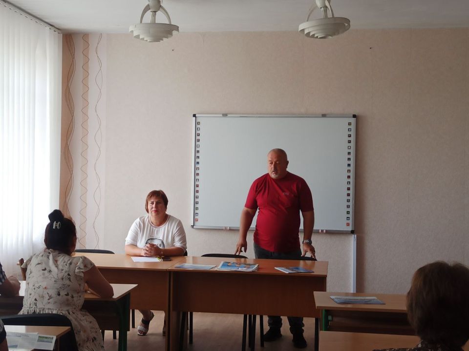В селе Хлебодаровка состоялся прием граждан, в ходе которого были рассмотрены актуальные вопросы: ликвидация несанкционированных свалок, сроки капитального ремонта дороги Волноваха – Хлебодаровка – Златоустовка, проблема... В селе Хлебодаровка состоялся прием граждан, в ходе которого были рассмотрены актуальные вопросы: ликвидация несанкционированных свалок, сроки капитального ремонта дороги Волноваха – Хлебодаровка – Златоустовка, проблема...