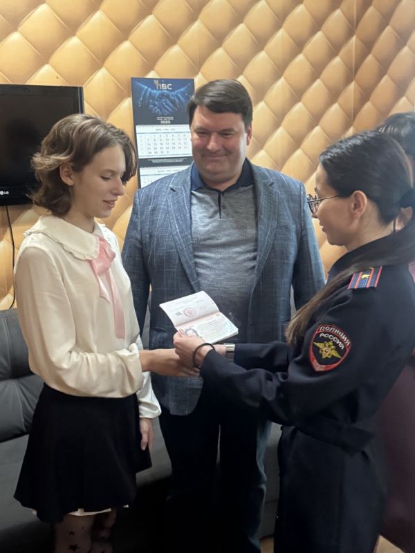 Сотрудники полиции вручили первые паспорта юным гражданам Сотрудники полиции вручили первые паспорта юным гражданам