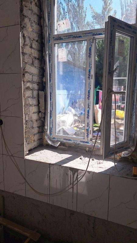 Нижегородские специалисты продолжают работу по восстановлению здания детского соццентра в Харцызске Нижегородские специалисты продолжают работу по восстановлению здания детского соццентра в Харцызске