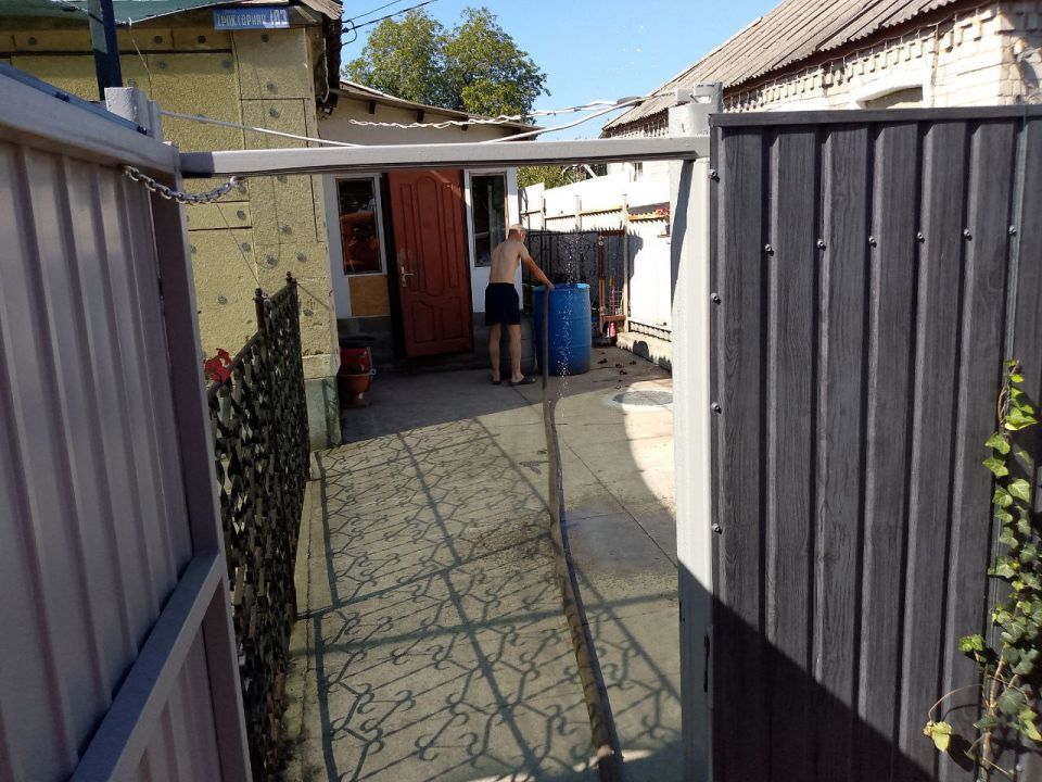 Для обеспечения водой жителей района Управой Кировского внутригородского района при поддержке региона-шефа Московская область ежедневно осуществляется подвоз воды для жителей домов, в которые в установленный графиком день не... Для обеспечения водой жителей района Управой Кировского внутригородского района при поддержке региона-шефа Московская область ежедневно осуществляется подвоз воды для жителей домов, в которые в установленный графиком день не...