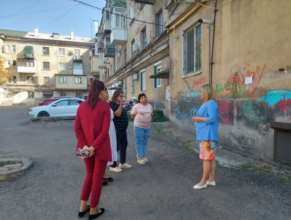 Сегодня, 24 сентября, спикер Надежда Сапелкина провела встречи с жителями по адресам: г.о. Макеевка, г. Макеевка, ул. Ленина, д. 54 и 51 Сегодня, 24 сентября, спикер Надежда Сапелкина провела встречи с жителями по адресам: г.о. Макеевка, г. Макеевка, ул. Ленина, д. 54 и 51
