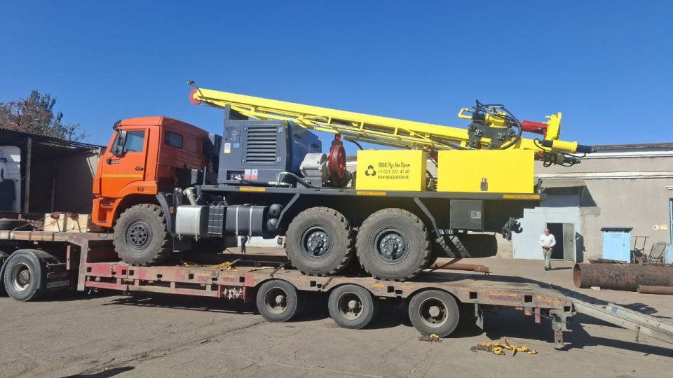 Новую буровую установку передали Енакиевскому филиалу ГУП ДНР «Вода Донбасса» от администрации городского округа Енакиево для бурения новых скважин Новую буровую установку передали Енакиевскому филиалу ГУП ДНР «Вода Донбасса» от администрации городского округа Енакиево для бурения новых скважин