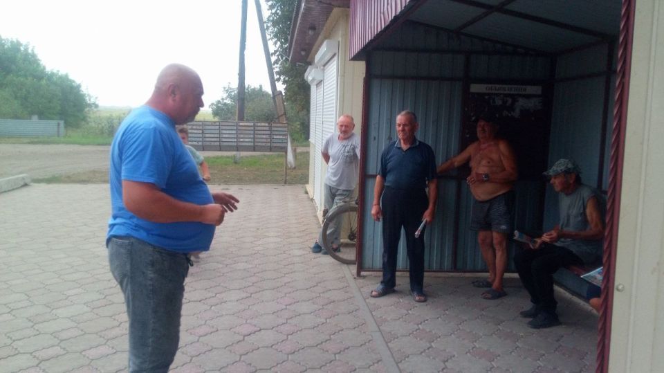 В селе Хлебодаровка состоялся прием граждан, в ходе которого были рассмотрены актуальные вопросы: ликвидация несанкционированных свалок, сроки капитального ремонта дороги Волноваха – Хлебодаровка – Златоустовка, проблема... В селе Хлебодаровка состоялся прием граждан, в ходе которого были рассмотрены актуальные вопросы: ликвидация несанкционированных свалок, сроки капитального ремонта дороги Волноваха – Хлебодаровка – Златоустовка, проблема...