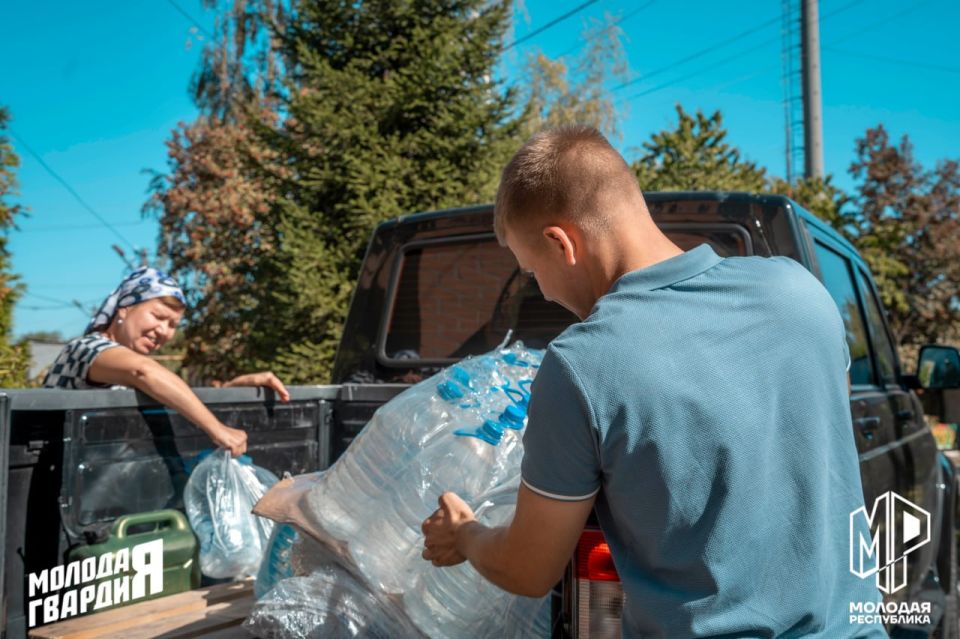 Волонтёры передали тонну питьевой воды в Свято-Благовещенский храм Волонтёры передали тонну питьевой воды в Свято-Благовещенский храм
