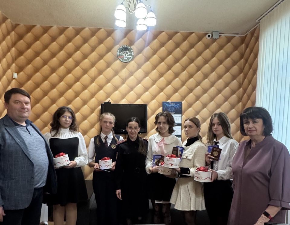 Сотрудники полиции вручили первые паспорта юным гражданам Сотрудники полиции вручили первые паспорта юным гражданам
