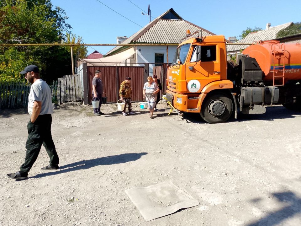 Для обеспечения водой жителей района Управой Кировского внутригородского района при поддержке региона-шефа Московская область ежедневно осуществляется подвоз воды для жителей домов, в которые в установленный графиком день не... Для обеспечения водой жителей района Управой Кировского внутригородского района при поддержке региона-шефа Московская область ежедневно осуществляется подвоз воды для жителей домов, в которые в установленный графиком день не...