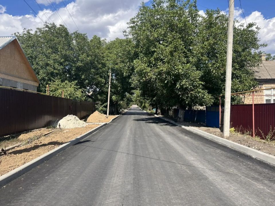 Александр Качанов: За счет муниципального бюджета в городском округе Докучаевск продолжается ремонт аварийного участка дороги по ул. Мира. Специалистами выполнены подготовительные работы: фрезерование дорожного полотна...