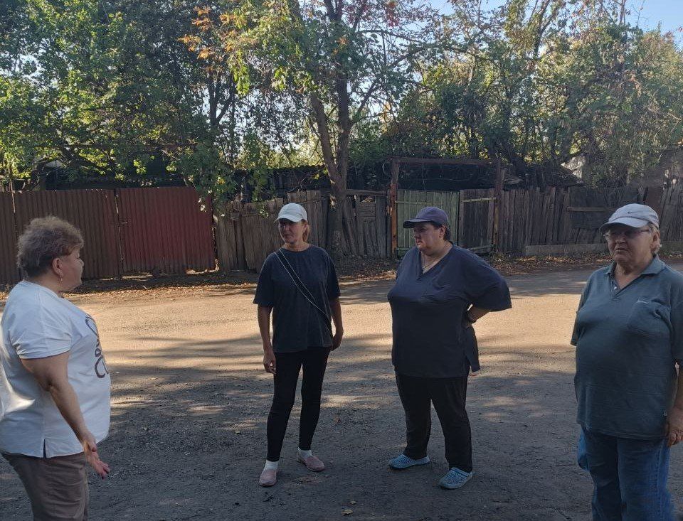 Сегодня, 24 сентября, спикер Галина Егорова провела встречу с населением возле дома № 16 квартала 2 в жилом массиве шахты № 21 Сегодня, 24 сентября, спикер Галина Егорова провела встречу с населением возле дома № 16 квартала 2 в жилом массиве шахты № 21