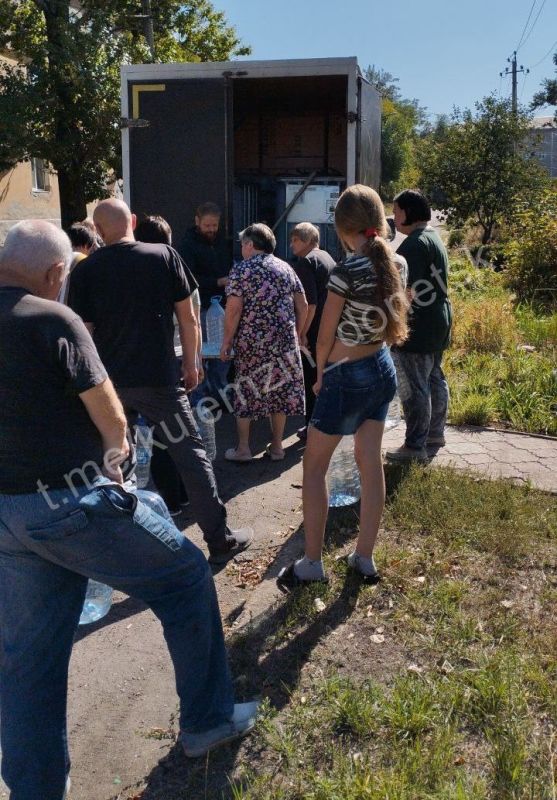 Алексей Кулемзин: Донецкие производители воды в кризисной ситуации с водоснабжением продолжают оказывать помощь жителям города Алексей Кулемзин: Донецкие производители воды в кризисной ситуации с водоснабжением продолжают оказывать помощь жителям города
