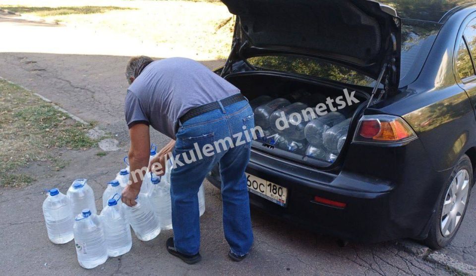 Волонтеры доставили питьевую воду жителям поселка Донецк-Северный в ДНР Волонтеры доставили питьевую воду жителям поселка Донецк-Северный в ДНР