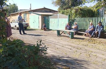 Следующая встреча начанльника Металлистовского территориального отдела Николая Алехина с жителями села Степано-Крынка состоялась по улице Ленина