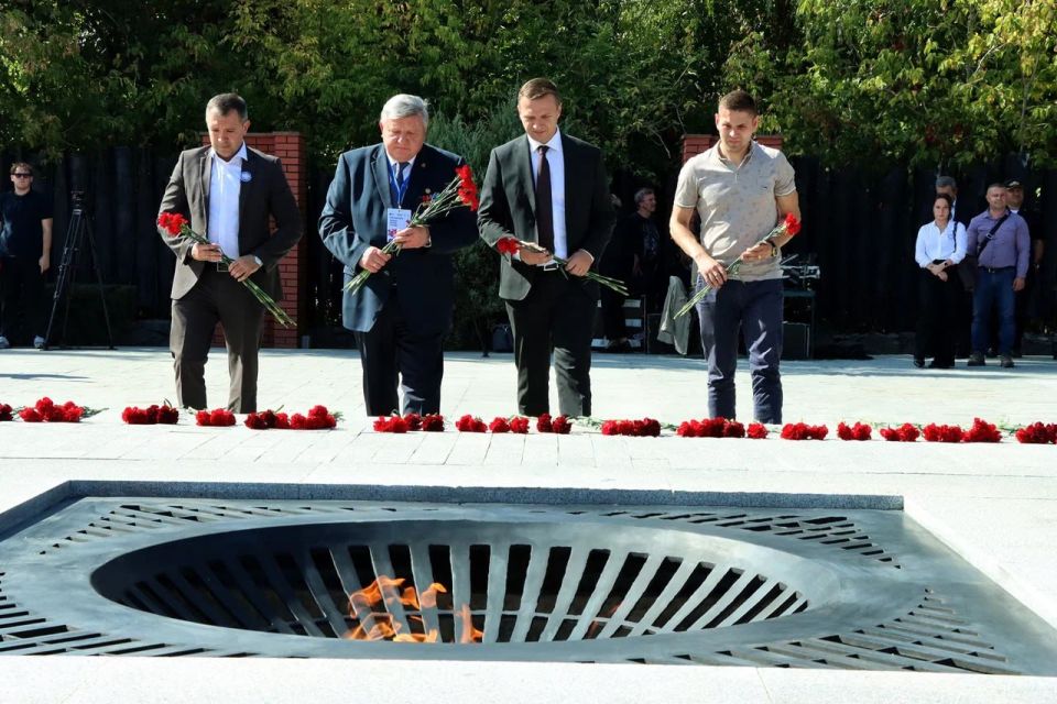 Владимир Ежиков: Вот уже пять лет Российским военно-историческим обществом проводятся форумы «История для будущего», и очень значимо, что со вхождением Донецкой Народной Республики в состав России «исторический десант»... Владимир Ежиков: Вот уже пять лет Российским военно-историческим обществом проводятся форумы «История для будущего», и очень значимо, что со вхождением Донецкой Народной Республики в состав России «исторический десант»...