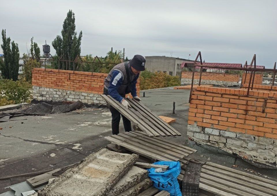Их работа – в поднебесье. Максим С. и Сергей Ч. из Дебальцево – кровельщики по образованию и призванию, много лет проработали в строительной сфере, выполняя разовые заказы частных лиц Их работа – в поднебесье. Максим С. и Сергей Ч. из Дебальцево – кровельщики по образованию и призванию, много лет проработали в строительной сфере, выполняя разовые заказы частных лиц