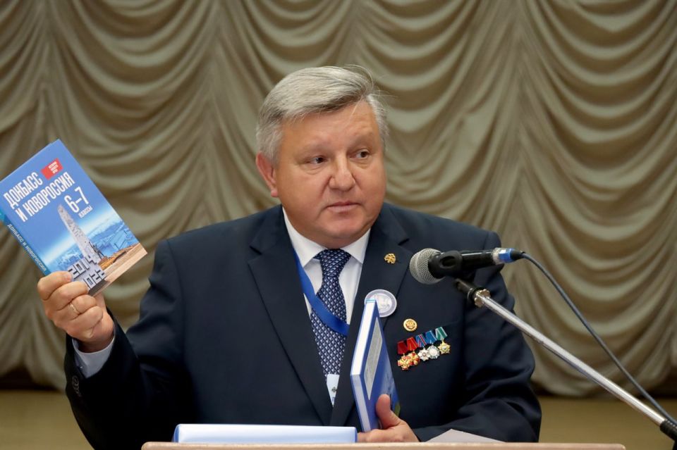 Владимир Ежиков: Вот уже пять лет Российским военно-историческим обществом проводятся форумы «История для будущего», и очень значимо, что со вхождением Донецкой Народной Республики в состав России «исторический десант»... Владимир Ежиков: Вот уже пять лет Российским военно-историческим обществом проводятся форумы «История для будущего», и очень значимо, что со вхождением Донецкой Народной Республики в состав России «исторический десант»...