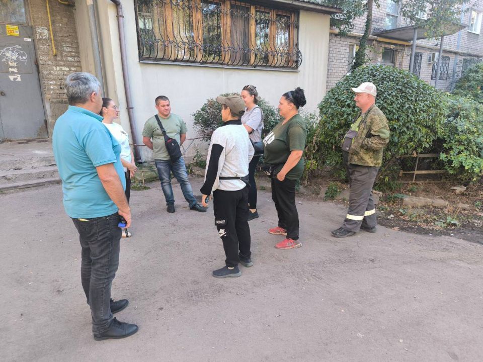 По поручению Главы ДНР Дениса Пушилина 24.09.2025 по адресу: г. Донецк, пр. Ленинский,1 состоялась встреча с жителями, на которой присутствовала руководитель Управы Ленинского внутригородского района Татьяна Темникова По поручению Главы ДНР Дениса Пушилина 24.09.2025 по адресу: г. Донецк, пр. Ленинский,1 состоялась встреча с жителями, на которой присутствовала руководитель Управы Ленинского внутригородского района Татьяна Темникова