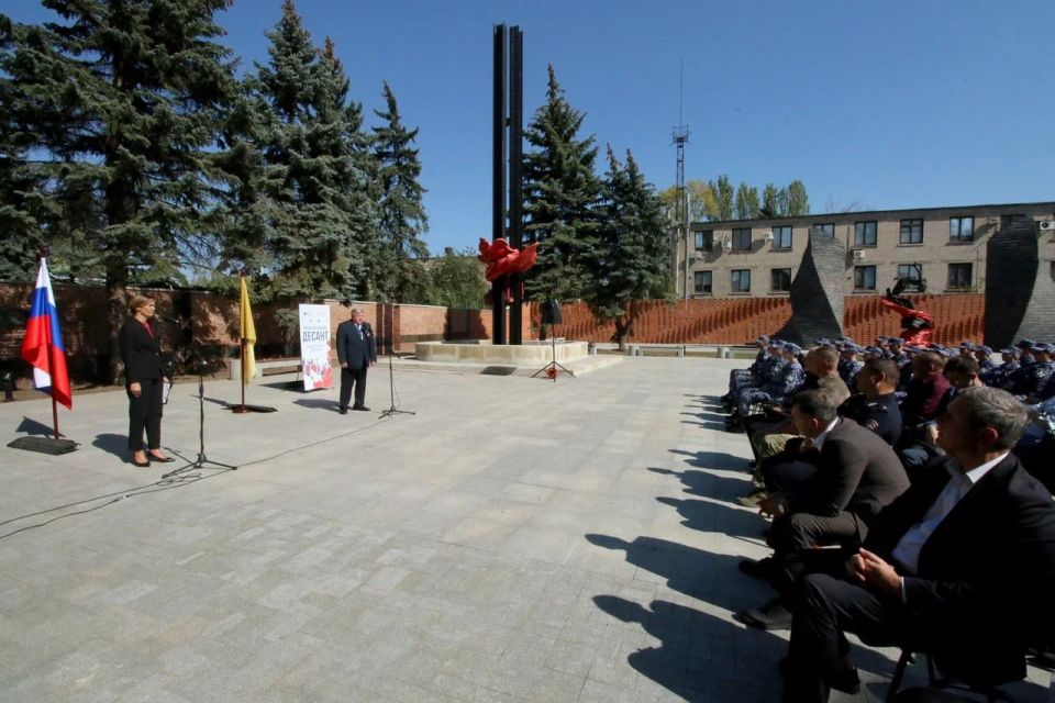 Владимир Ежиков: Вот уже пять лет Российским военно-историческим обществом проводятся форумы «История для будущего», и очень значимо, что со вхождением Донецкой Народной Республики в состав России «исторический десант»... Владимир Ежиков: Вот уже пять лет Российским военно-историческим обществом проводятся форумы «История для будущего», и очень значимо, что со вхождением Донецкой Народной Республики в состав России «исторический десант»...