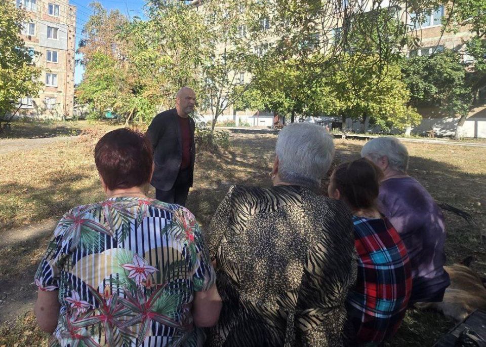 Сергей Желновач: Сегодня, 24 сентября, встретился с жителями города Дебальцево по ул.Коммунистической Сергей Желновач: Сегодня, 24 сентября, встретился с жителями города Дебальцево по ул.Коммунистической