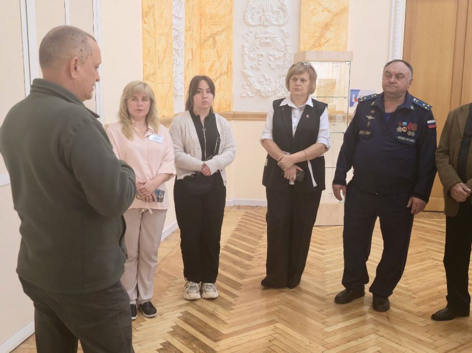 По поручению Главы ДНР Дениса Пушилина председатель #Комитет_по_поддержке_участников_СВО Дмитрий Огилец (фракция «Единая Россия») провел сход граждан в Шахтерске По поручению Главы ДНР Дениса Пушилина председатель #Комитет_по_поддержке_участников_СВО Дмитрий Огилец (фракция «Единая Россия») провел сход граждан в Шахтерске