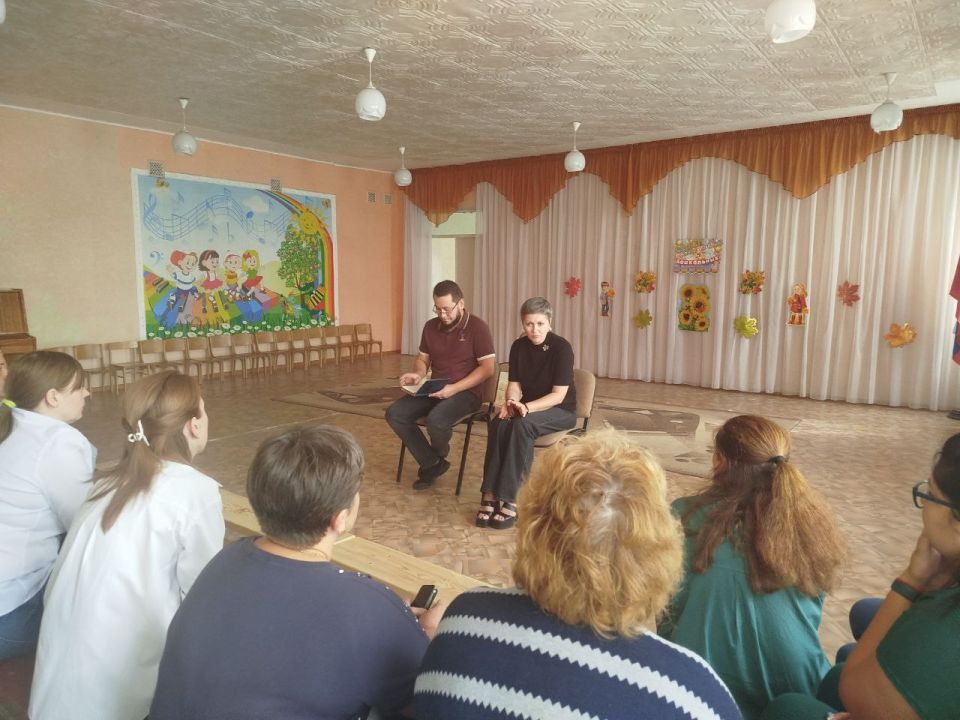 Иван Адамец: 23 сентября заместитель руководителя управы Куйбышевского района Елена Строганова и депутат горсовета Алексей Ковровский в рамках поручения Главы ДНР Дениса Пушилина провели встречу с коллективом детского сада... Иван Адамец: 23 сентября заместитель руководителя управы Куйбышевского района Елена Строганова и депутат горсовета Алексей Ковровский в рамках поручения Главы ДНР Дениса Пушилина провели встречу с коллективом детского сада...