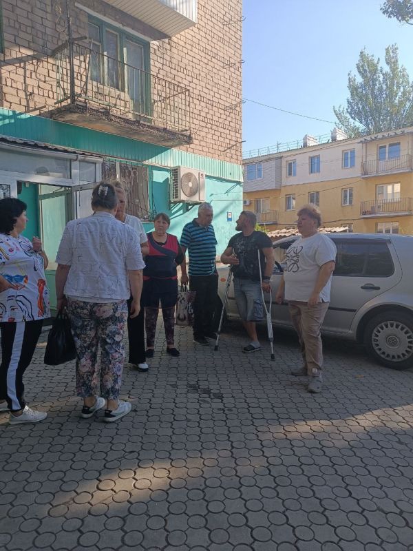 Сегодня, 24 сентября, спикер Галина Егорова провела встречу с населением возле дома № 16 квартала 2 в жилом массиве шахты № 21 Сегодня, 24 сентября, спикер Галина Егорова провела встречу с населением возле дома № 16 квартала 2 в жилом массиве шахты № 21