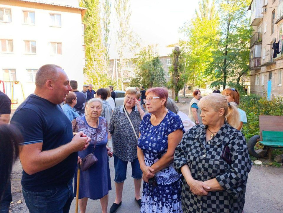 Михаил Меренков: Сегодня совместно с депутатом Донецкого городского совета Николаем Тимченко провел встречу с жителями района Михаил Меренков: Сегодня совместно с депутатом Донецкого городского совета Николаем Тимченко провел встречу с жителями района