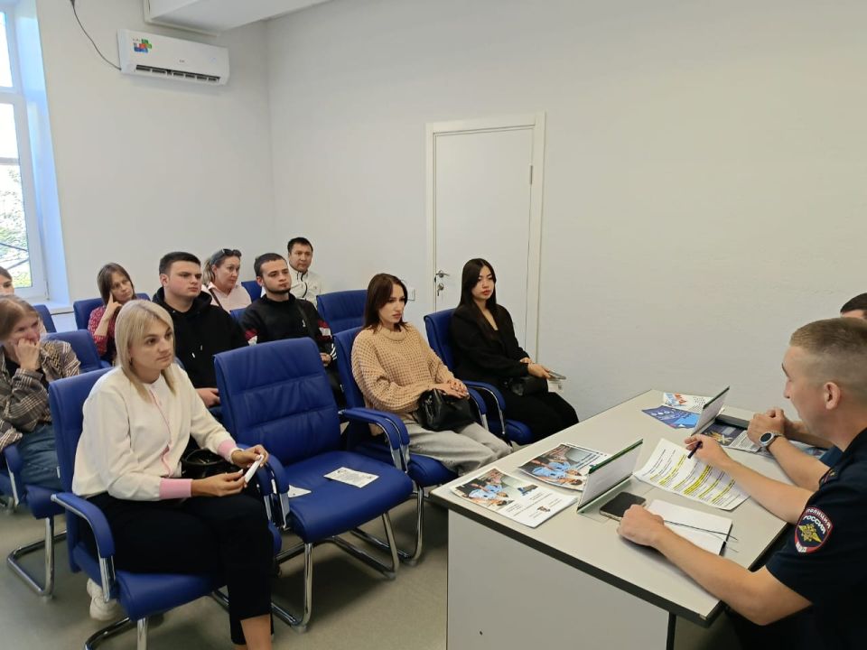 Владивостокские транспортные полицейские приняли участие в ярмарке вакансий Владивостокские транспортные полицейские приняли участие в ярмарке вакансий