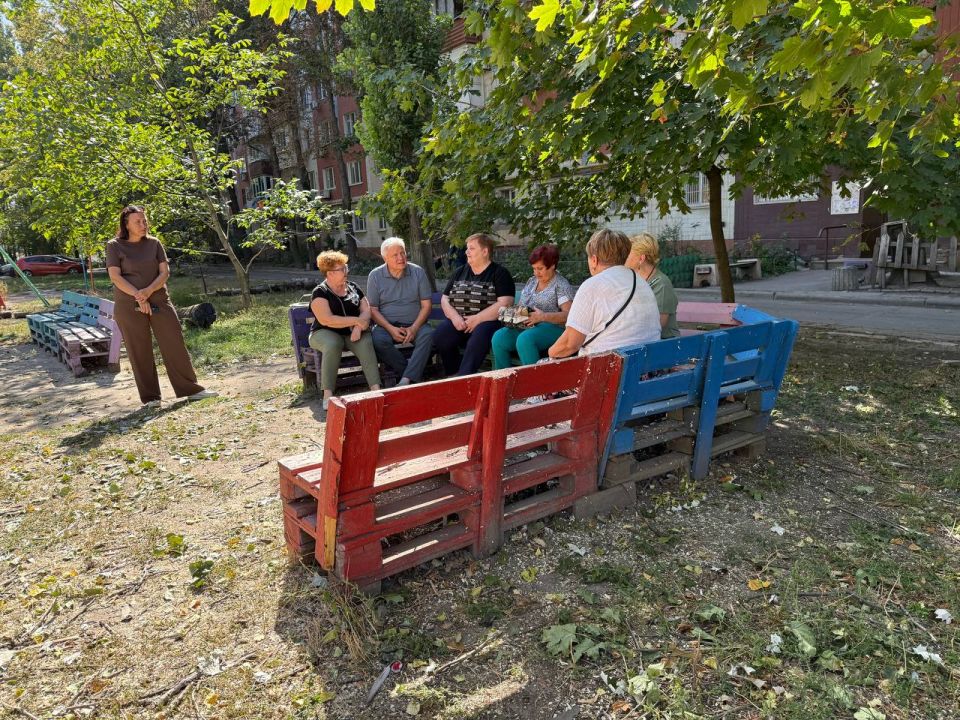 24 сентября руководитель Управы Центрально-Городского внутригородского района Владимир Меша провел встречи с населением по адресам: г. о. Макеевка, г. Макеевка, ул. мкр. Центральный, д. 1-1А, ул. Трояновского, д. 60