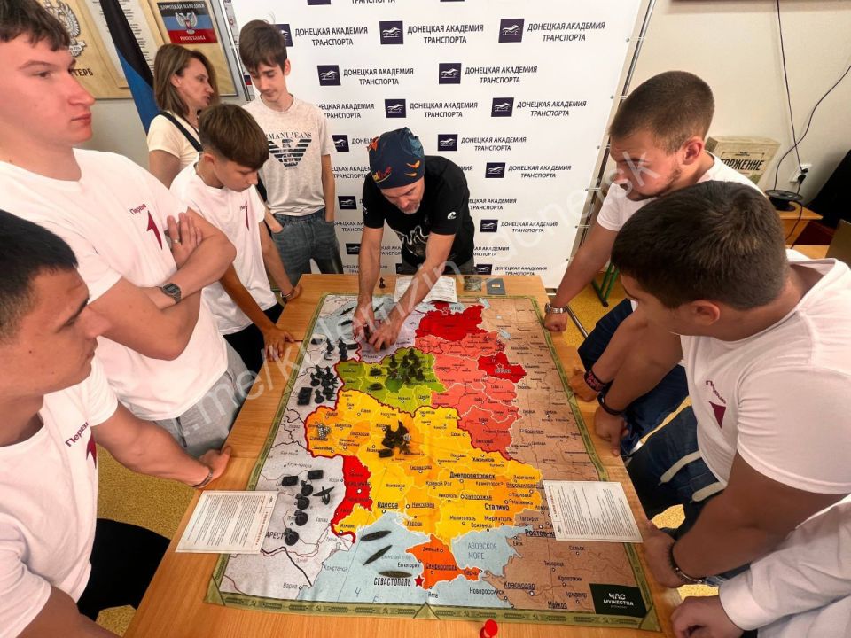 Сегодня Донецкая академия транспорта на своей площадке встречала участников масштабного Международного фестиваля креативных индустрий «Звезды над Донбассом» Сегодня Донецкая академия транспорта на своей площадке встречала участников масштабного Международного фестиваля креативных индустрий «Звезды над Донбассом»