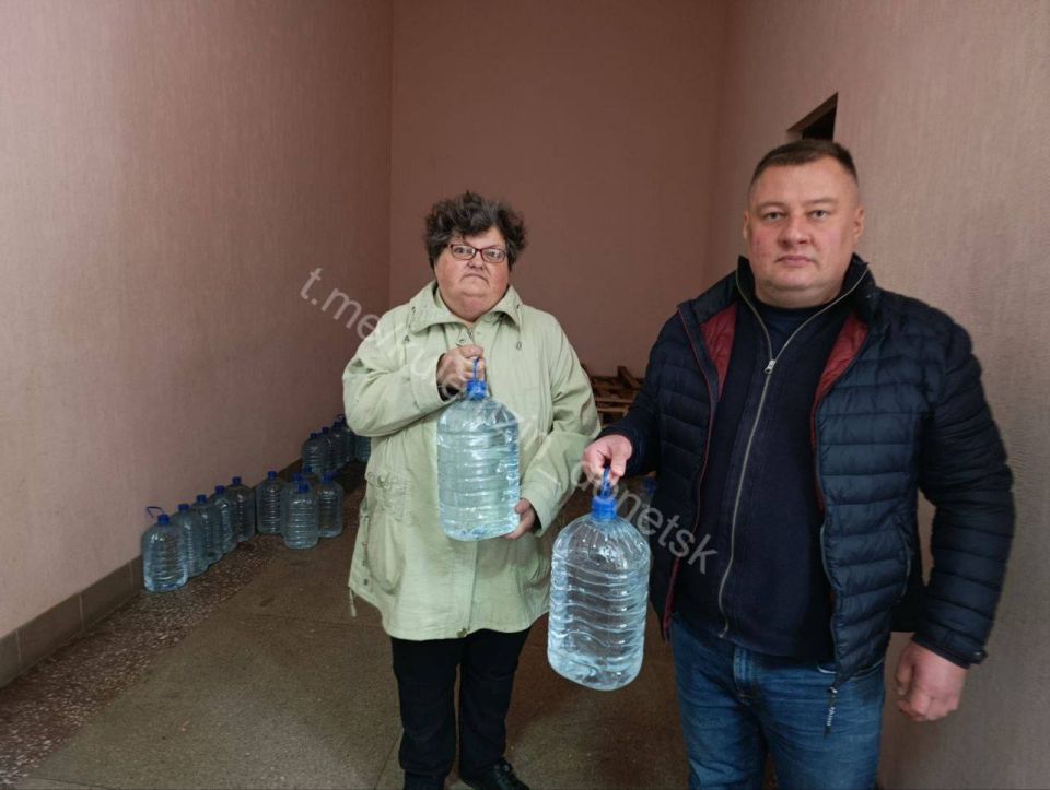 Волонтеры обеспечили питьевой водой жителей поселка Северный в Донецке Волонтеры обеспечили питьевой водой жителей поселка Северный в Донецке