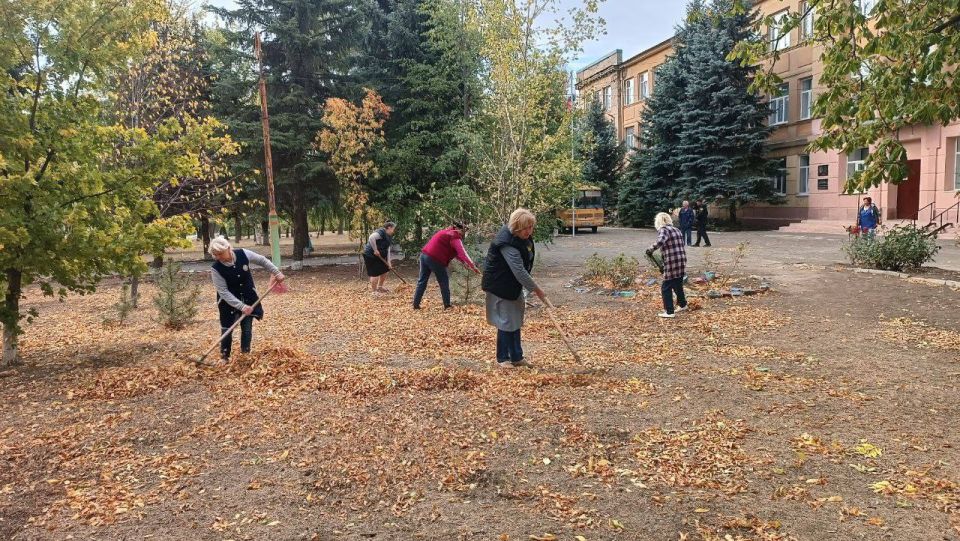 Сегодня 25.09.2025 в рамках еженедельной экологической акции «Чистый четверг», партийного проекта «Городская среда» Всероссийской политической партии Единая Россия, сотрудники коммунальных предприятий, организаций и... Сегодня 25.09.2025 в рамках еженедельной экологической акции «Чистый четверг», партийного проекта «Городская среда» Всероссийской политической партии Единая Россия, сотрудники коммунальных предприятий, организаций и...