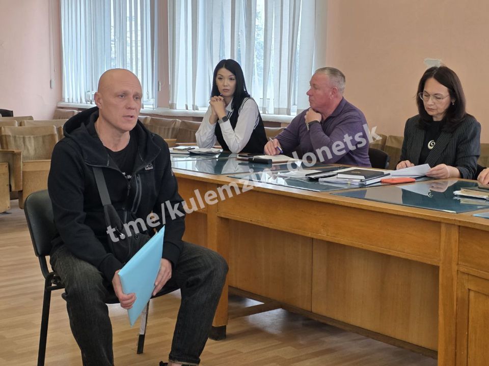 Сегодня советник главы администрации городского округа Донецк провёл приём граждан в общественной приёмной Донецкого городского местного отделения партии «Единая Россия» Сегодня советник главы администрации городского округа Донецк провёл приём граждан в общественной приёмной Донецкого городского местного отделения партии «Единая Россия»