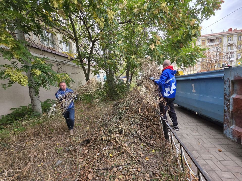 Сегодня в рамках партийного проекта Единой России «Городская среда» в Ворошиловском районе прошла экологическая акция «Чистый четверг» Сегодня в рамках партийного проекта Единой России «Городская среда» в Ворошиловском районе прошла экологическая акция «Чистый четверг»