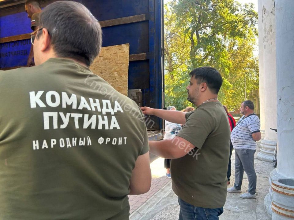 Волонтеры обеспечили питьевой водой жителей поселка Северный в Донецке Волонтеры обеспечили питьевой водой жителей поселка Северный в Донецке